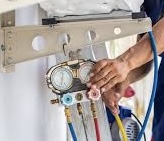 Técnico realizando mantenimiento preventivo